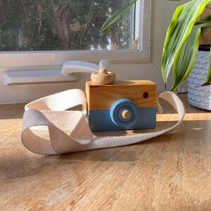 Caméra pour enfant en bois / Wooden Toy Camera with Blue Accent